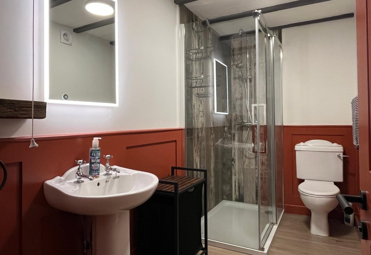 Foxes shower room 10